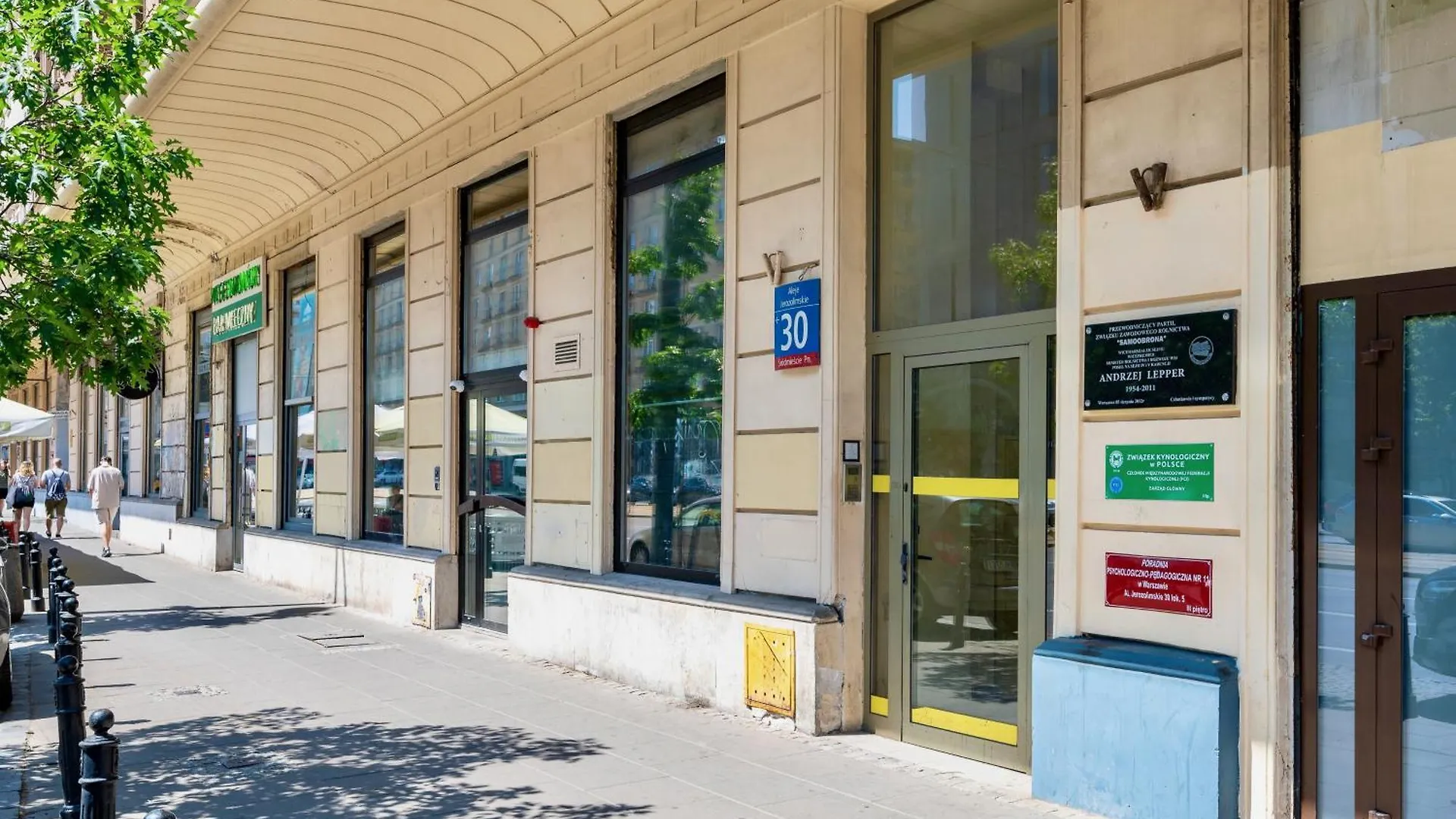 Jess Inn Hostel Rondo Charles De Gaulle contacts